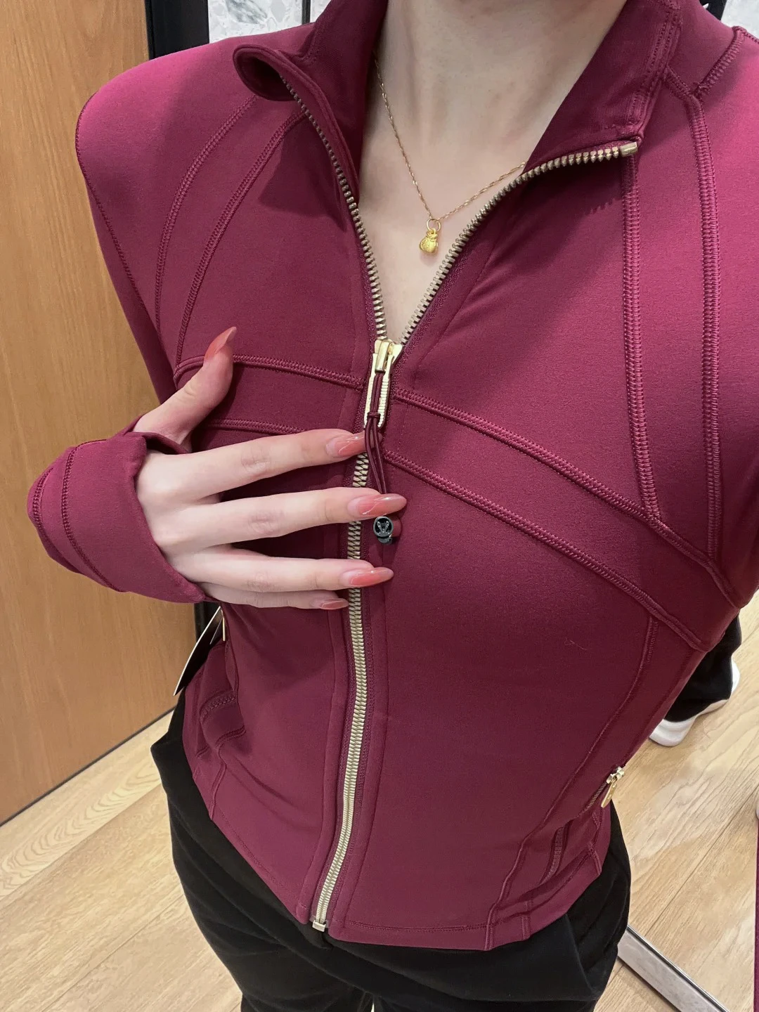 Women’s Yoga Short Sports Jacket with Gold Zipper – Slim Fit Gym Workout Jacket