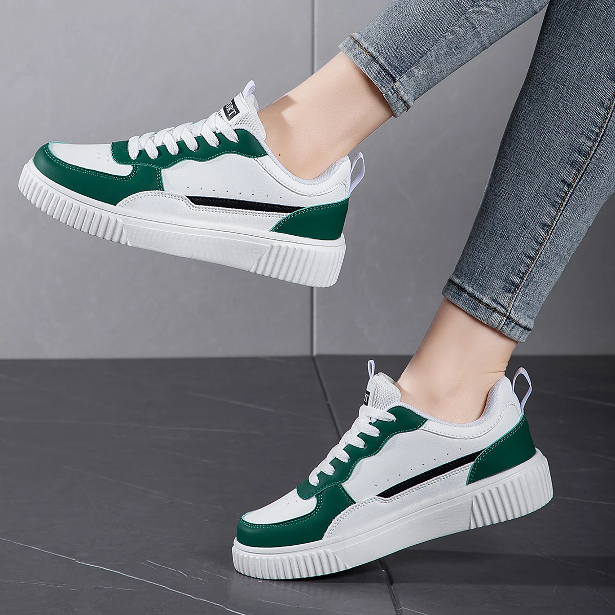 Men’s Shoes Summer Breathable Trendy Versatile Casual White Sneakers Youth Non-Slip Sports Thick-Soled White Shoes